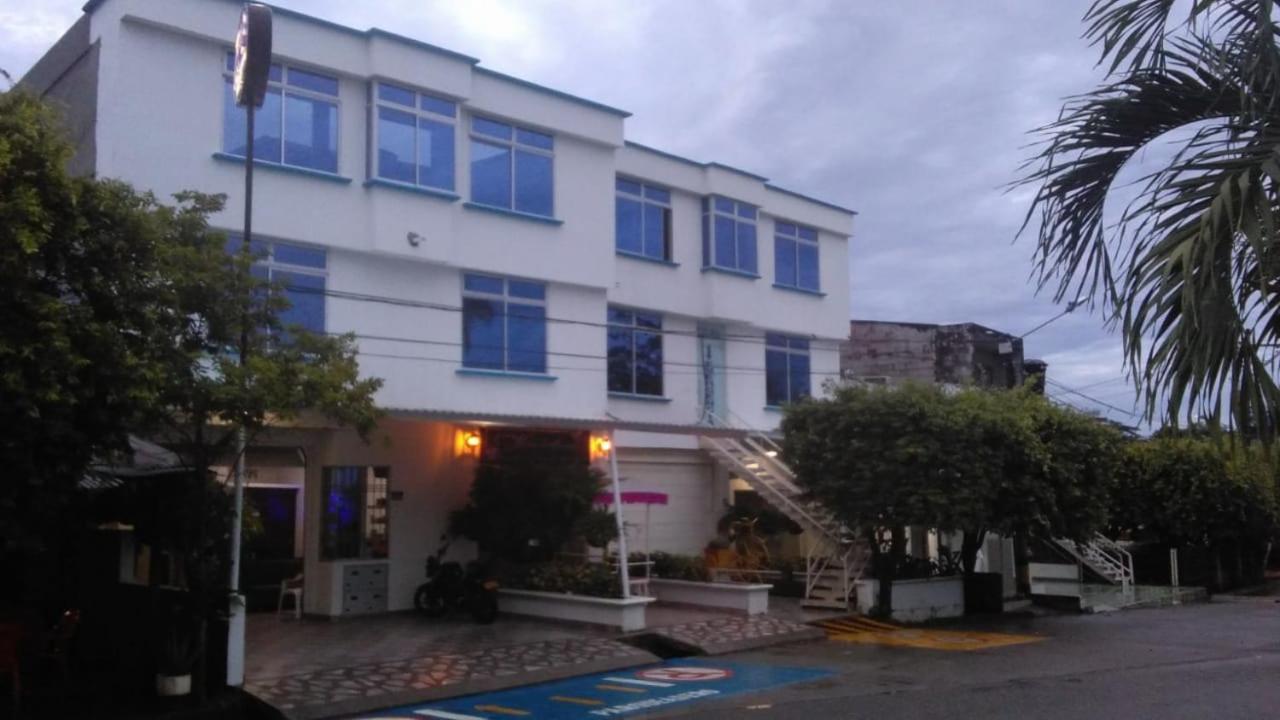 Hotel Tania Caucasia エクステリア 写真