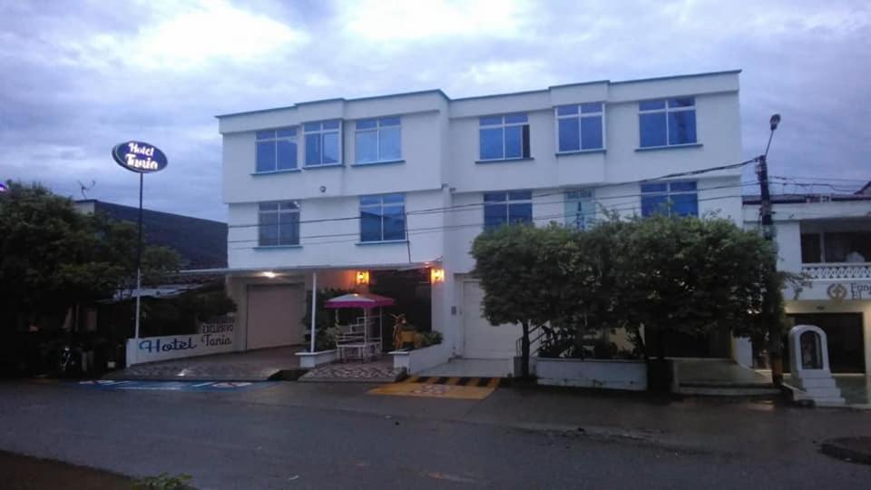 Hotel Tania Caucasia エクステリア 写真
